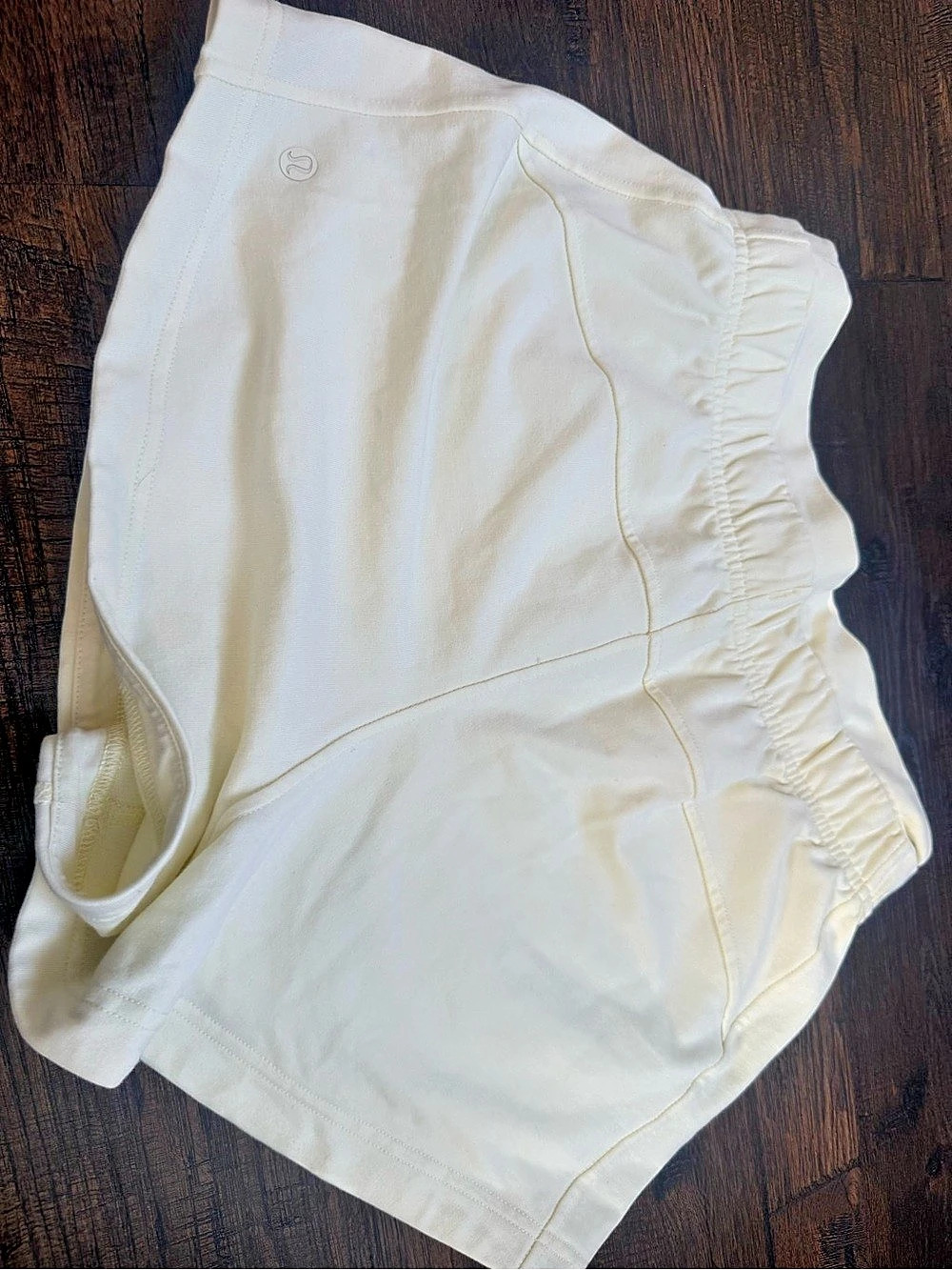 lululemon Scuba Mid-Rise Oversized Short 3" Trim Cream Size 6